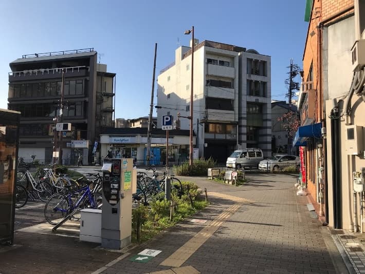 信号のある交差点の歩道を道なりに右折